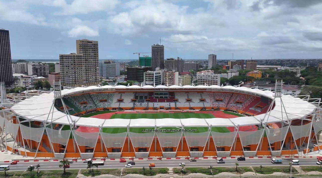 Le stade Felix Houphouët-Boigny à Abidjan de jour.