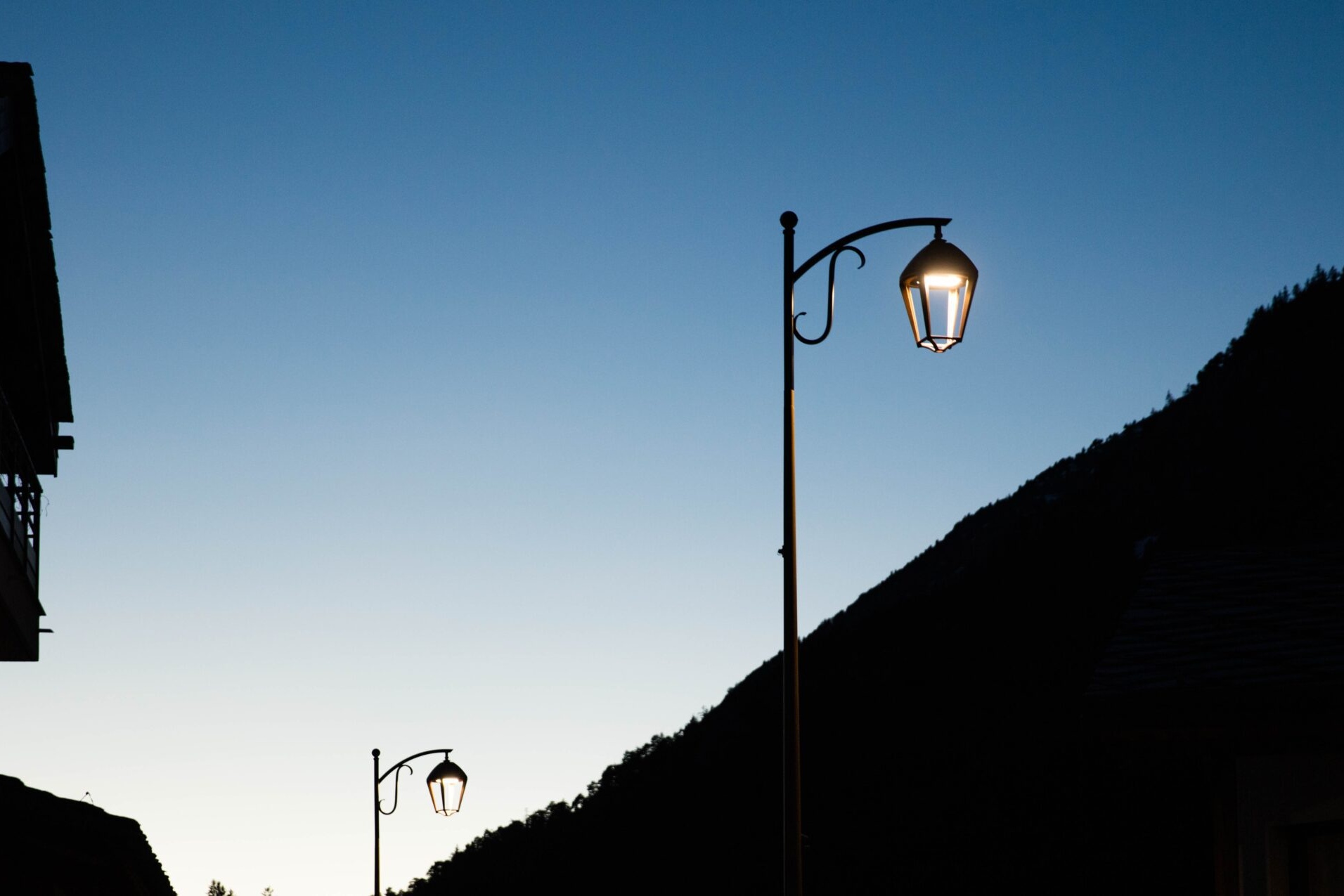 Un luminaire EMBLEME en version suspendue, illumine le village d'Aussois par une nuit dégagée.